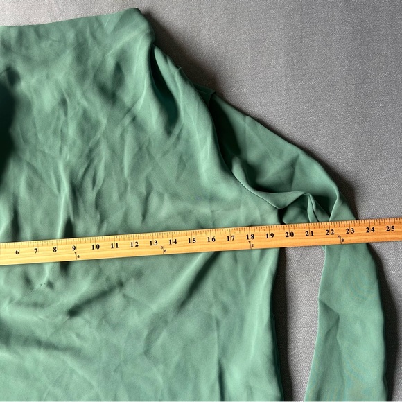 Aritzia Babaton Nylon Cowl Neck Green
Long Sleeve Top‎ Size 2XS New - Picture 14 of 14